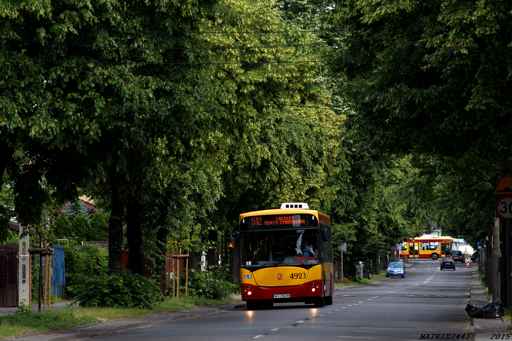 4923
Jelcz M121I, prod. 2008

Jeszcze odrobina tego obiecanego klimatu.

Egzotyczne 512 - na klimatycznym objeździe i w dodatku na solówkach. Mimo weekendu linia jeździła bardzo dobrze zapełniona - momentami Jelcze pękały w szwach.
Słowa kluczowe: M121I 4923 512 Jórskiego