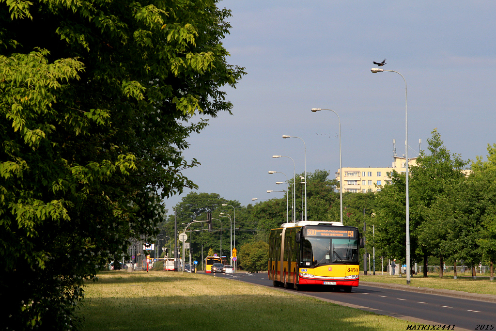 8450
Solaris Urbino 18, prod. 2014

Stalowa wystawiła na tamten objazd praktycznie same Solarisy - przez 2 dni objazdu na 500 i 169 można było spotkać praktycznie tylko wozy serii 84xx i 85xx. W sobotę zdarzył się wyjątek w postaci 3380, co oczywiście także uwieczniłem. Stary, poczciwy MAN był chyba najlepiej informującym o objeździe wozem w całym tym zamieszaniu. Część wysłanych osiemnastek wyświetlała jedynie numer linii zarówno na wyświetlaczach, jak i na elektrodechach.
Słowa kluczowe: SU18 8450 500 MatkiTeresyzKalkuty