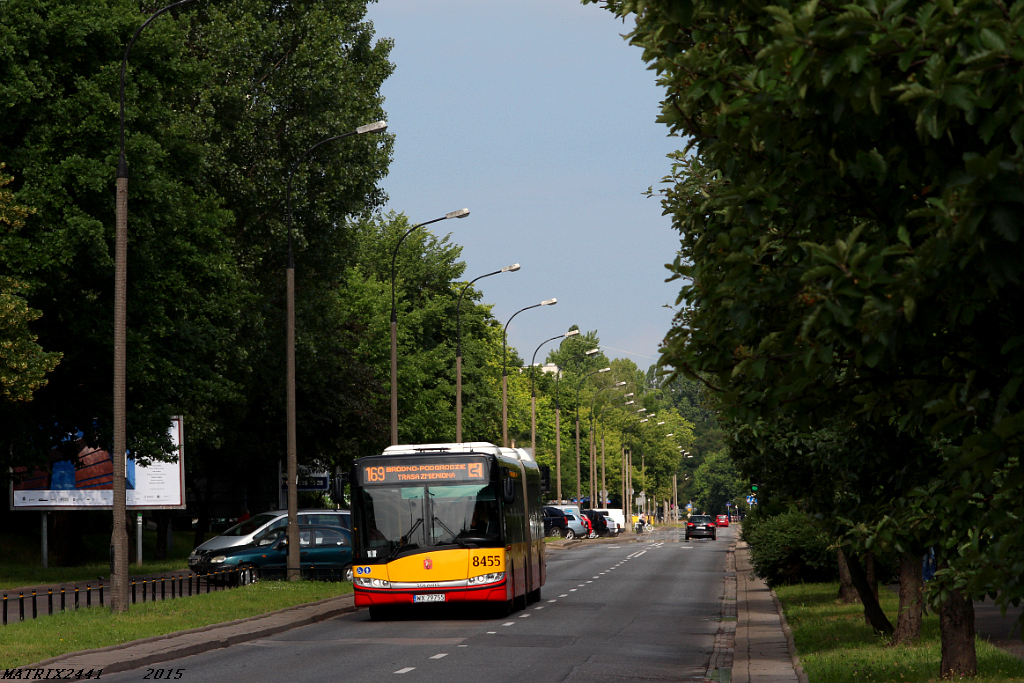 8455
Solaris Urbino 18, prod. 2014

169 na Trockiej - prawie jak w czasie cmentarek. Prawie, bo wóz coś jakby za długi i zbyt dużo zieleni w tle.
Słowa kluczowe: SU18 8455 169 Trocka