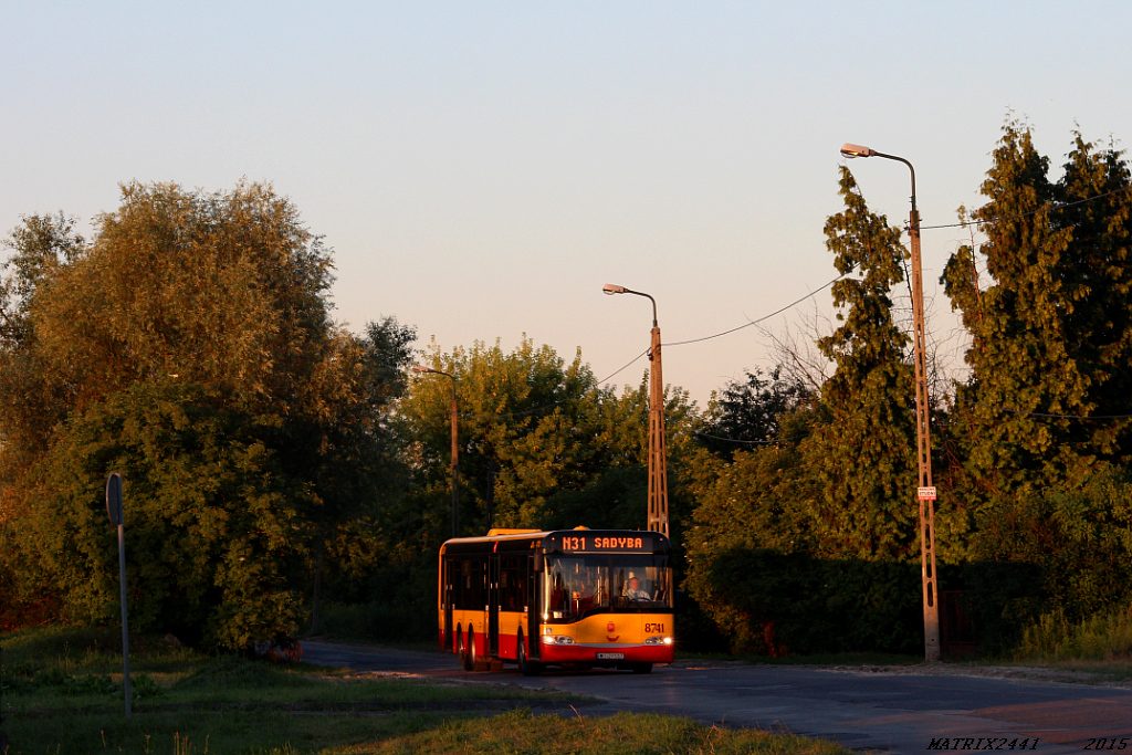 8741
Solaris Urbino 15, prod. 2001

To teraz solidna porcja klimatu.
Miałem farta, bo nie dość, że przyjechało planowo SU15 (]tak jak chciałem), to jeszcze ciut się opóźniło, dzięki czemu to przyjemne, złote słoneczko zdążyło już odrobinę się pokazać i oświetlić wóz.
Słowa kluczowe: SU15 8741 N31 Syta