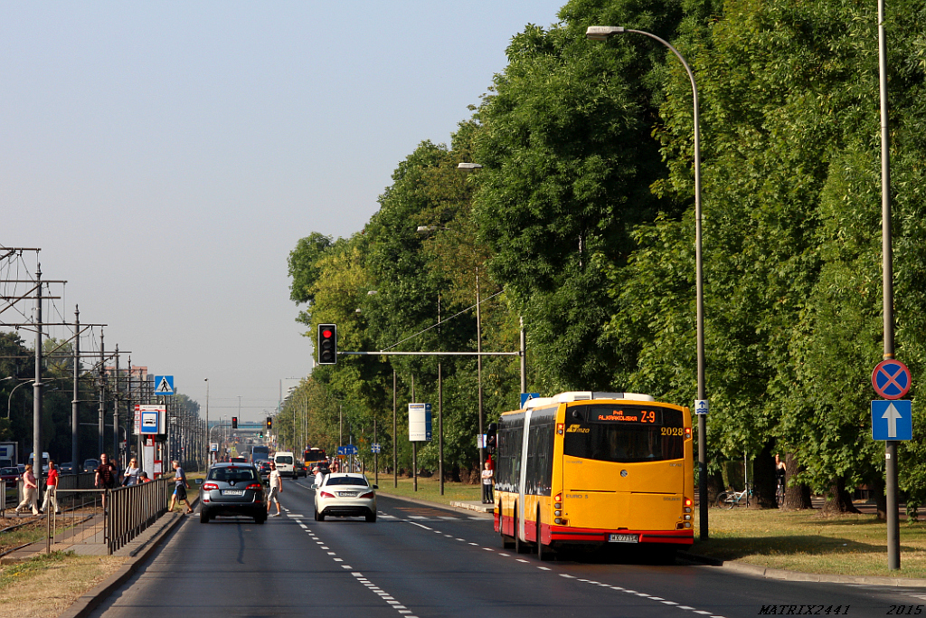 2028
Solbus SM18, prod. 2014

Na całym odcinku, na którym wyłączony został płynny ruch tramwajowy kursuje linia Z-9. Frekwencja tej linii jest znakomita. Nie ma się co dziwić - w końcu można się z/do niej swobodnie się przesiąść do/z tramwaju na Pl. Narutowicza.
Słowa kluczowe: SM18 2028 Z-9 Grójecka