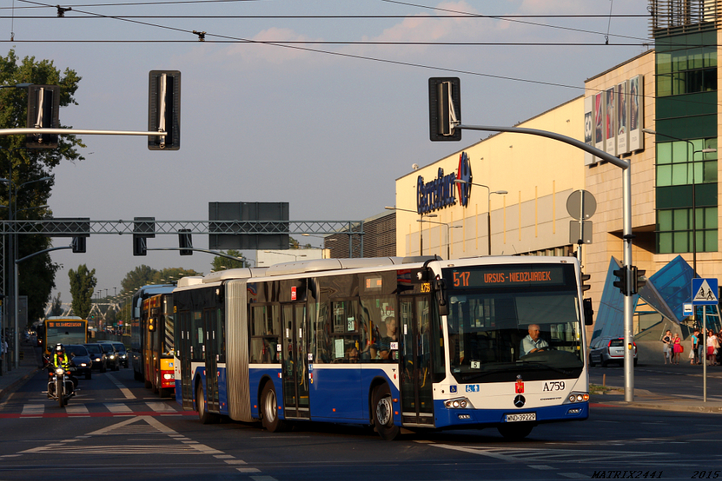 A759
Mercedes Conecto , prod. 2014

Mobilis, przymierzając się do nowego kontraktu, wypożyczył z Krakowa Mercedesa Conecto. Ten egzemplarz podoba mi się bardziej, niż nasze warszawskie Merce przede wszystkim dlatego, że nie usłyszymy w nim tego ohydnego trzeciego, długiego sygnału w trakcie zamykania drzwi. No i malowanie też bardziej przypadło mi do gustu, ale to pewnie dlatego, że lubię kolor niebieski. :-P A przyczepić można się chyba jedynie do delikatnie wadliwej informacji pasażerskiej. Wczoraj krakus pojawił się na 517.

Pozdrowienia dla kierowcy! Mam nadzieję, że nie był na mnie wkurzony za te kilka serii zdjęć.  :-P
Słowa kluczowe: ConectoG A759 517 DworzecWileński AlejaSolidarności Targowa