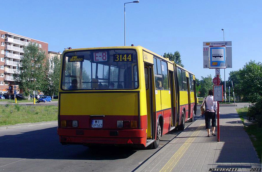 3144
Ikarus 280.57, prod. 1990, kasacja 2012

I oto wisienka na torcie, czyli moje jubileuszowe 500. zdjęcie, na które wrzucam zapowiadany kiedyś zestaw. Kilka lat temu E-8 było cudowną linią, nie wiem czy nie najlepszą w całym mieście! Kursowało co 4 minuty, frekwencję miało znakomitą (wszystkie miejsca siedzące zajęte były minutę po podjechaniu wozu na pętlę), a na większości brygad ujrzeć można było Ikarusy. Były brygady - jak ta, którą w momencie zrobienia fotki obsługiwał widoczny tu wóz - które przez pewien czas były pewniakiem na lewara. I to był znakomity ekspres - do Metra Marymont potrafił wyprzedzić po 4 508.

Mam nadzieję, że nie obrazicie się za jakość. ^^ Sprzęt był jaki był, a i umiejętności nie te co dziś.
Słowa kluczowe: IK280 3144 E-8 Nowodwory