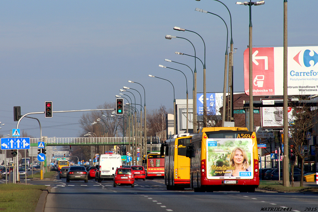 A569
Scania CN270UB OmniCity, prod. 2008

Połączenie komunikacyjne ulicy Łodygowej zapewniała linia Z45, która pod względem trasy nie różniła się od linii 245, uruchomionej w tych samych okolicznościach jesienią 2006 roku. Niestety, w kwestii taboru różnica była już zauważalna. Dla porównania podrzucam poprzedniej wcielenie tej zetki: http://omni-bus.eu/archiwum/displayimage.php?pid=103282
Słowa kluczowe: CN270UB OmniCity A569 Z45 Radzymińska