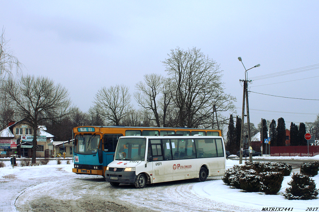 61071
VDL Berkhof ProCity, prod. 2014

Od 1 lutego komunikacja miejska ZTM spotyka się z komunikacją miejską Sochaczewa. Wszystko za sprawą skierowania do Kampinosu sochaczewskiej linii 1, która wykonuje jedynie 3 kursy w dni nauki szkolnej. Kursujące od września 2015 roku L29 jest tu skoordynowane z klimatyczną sochaczewską "jedynką", na której - jak choćby wczoraj - pojawiają się Jelcze M11. Jakiś czas już nie jechałem Jelczarusem, ale biorąc pod uwagę fakt, że rozkłady w Sochaczewie są tak układane, że nasz Grodzio miałby szansę jeździć przed czasem, a do tego w migu ogrzewania w ogóle nie było czuć, jazda tym ok. 30-letnim zacnym sprzętem nie sprawiała aż tak ogromnej przyjemności, jak powinna.

Pozdrowienia dla spotkanego Konriego!

PS. Każdy autor wpisuje inne tagi pod zdjęciami tych cudaków. Przydałoby się to jakoś ujednolicić. 
Słowa kluczowe: VDL Berkhof ProCity 61071 L29 Kampinos