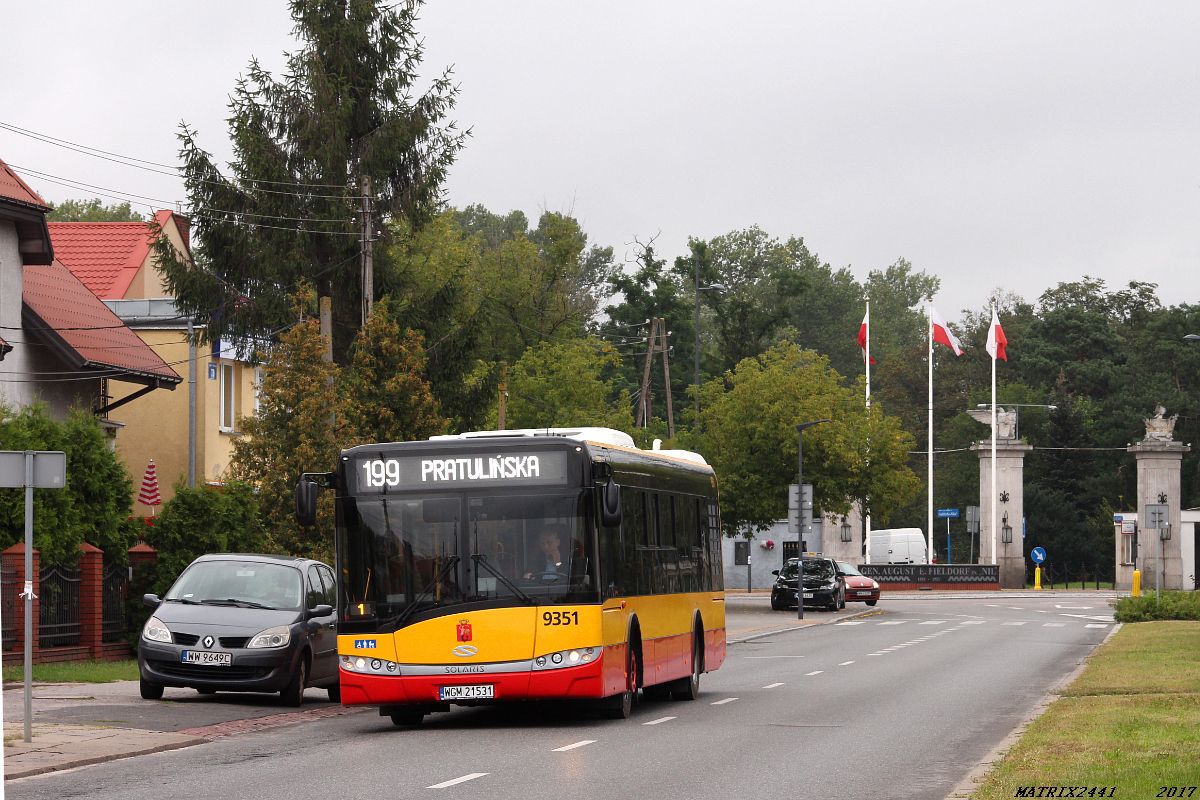 9351
Solaris Urbino 12, prod. 2017

No i doczekałem się wreszcie przyjemnej jazdy Grodziem. Debiut SU12 nie był zły. Widoczny egzemplarz nawet chłodził! Ale nie wszystkie egzemplarze były tak luksusowe, w niektórych oczywiście elektronika siadła i nie można było w środku uświadczyć żadnej informacji pasażerskiej. Ale to i tak prawdziwy luksus w porównaniu z mordęgą, jaką uświadczyliśmy w Scaniach (i niestety wkrótce ponownie uświadczymy).
Słowa kluczowe: SU12 9351 199 Chruściela