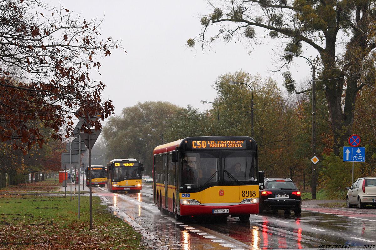 8918
Solaris Urbino 15, prod. 2002

Od kilku lat na cmentarkach nie ma już smaczków w postaci Ikarusów, odkurzaczy czy Neoplanów, ale można się chociaż bawić w łapanie ciekawostek. Właściwie niezawodna w tej kwestii jest linia C50. Co roku można tu połapać ciekawe wozy. W tym roku wyjechała deskorolka. O ile wiem w tym roku na liniach cmentarnych Urbino 15 nie były i nie są planowane, więc powyższy widok daje jeszcze więcej satysfakcji. Nawet warto było lekko przemoczyć buty. :-P

EDIT: Pozdrowienia dla kierowcy! :-)
Słowa kluczowe: SU15 8918 C50 Wóycickiego