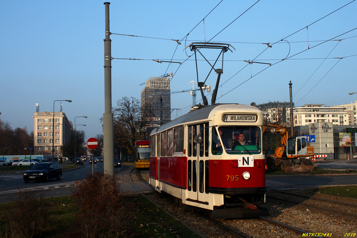 795
Konstal 13N, prod. 1969

W tym tygodniu w związku z setną rocznicą odzyskania przez Polskę Niepodległości kursuje specjalna linia N obsługiwana zabytkową parówką. W środku patriotyczne śpiewy i możliwość zrobienia sobie zdjęcia
z marszałkiem Piłsudskim. Bardzo fajna sprawa!

Pozdrowienia dla ekipy kursu oraz spotkanego ikarusa6405!
Słowa kluczowe: 13N 795 N MetroWilanowska Puławska