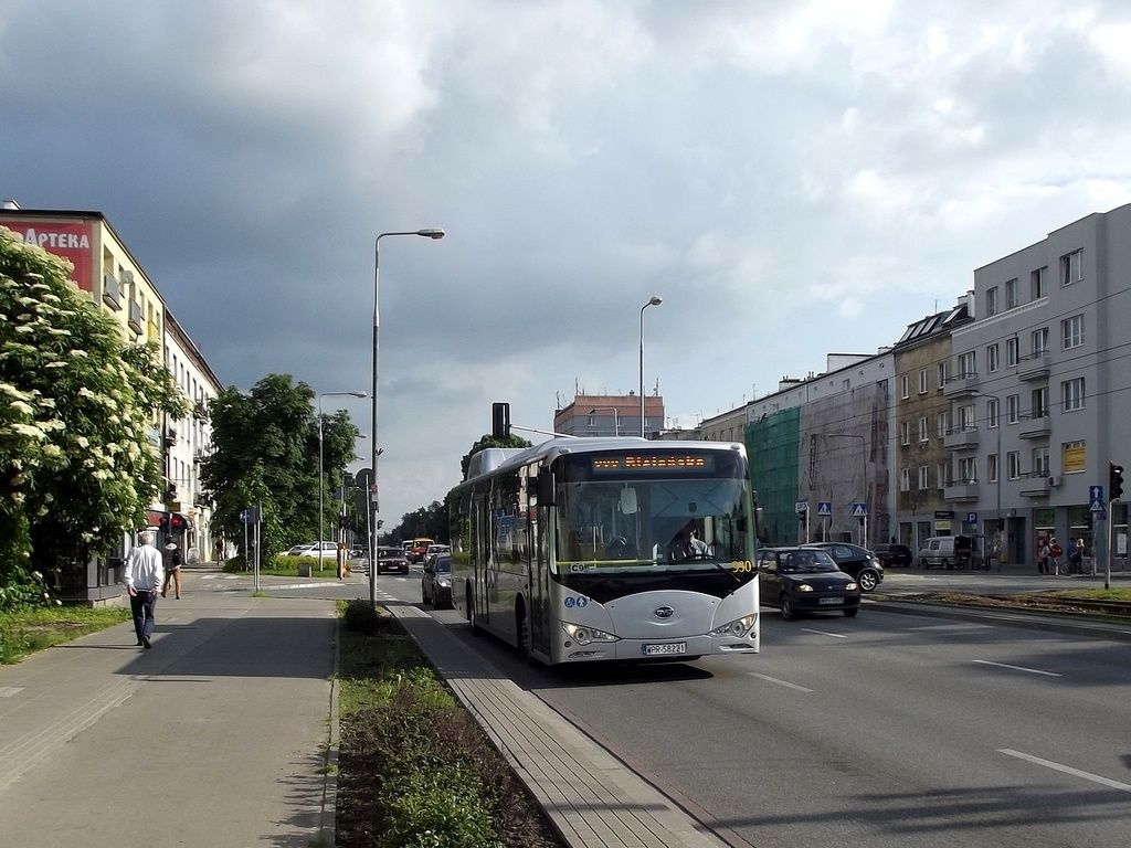 930
Pora na zdjęcia z miasta ;-) Skubaniec, jest... Cichy. Jeśli go nie zauważyć z oddali, to może się przekraść niezauważony...
Słowa kluczowe: Ebus12 930 222 Puławska