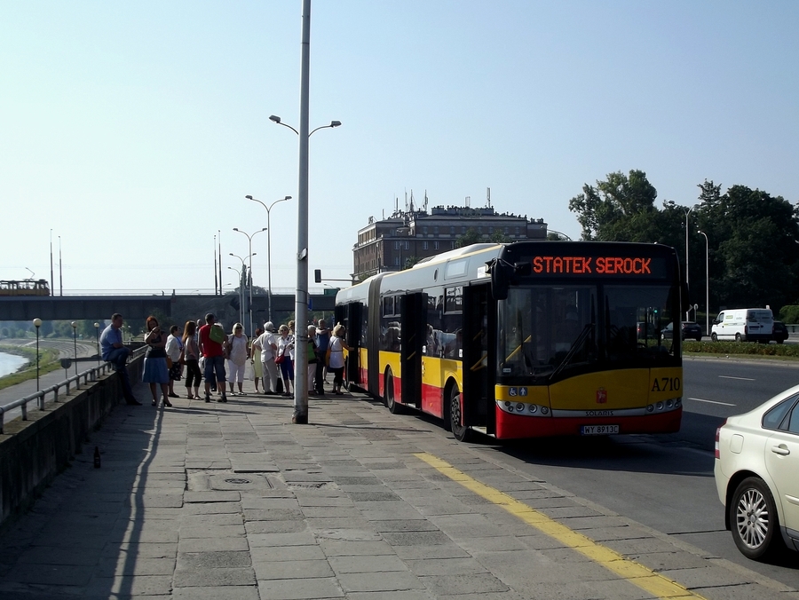 A710
Niby wszystko się zgadza... Wybrzeże? Jest. Szanowne Pasażerstwo? Jest, a jakże! (prawy skraj zdjęcia, to Ci, co na nielegalu "na-statek-służbowo". Fotografów nienawidzą). Statek do Serocka? Jest. Tylko... Cóź, u Diabła?! (taka polska odmiana WTF) Solaris?!?! Nie, no... To co za rok?! Prom kosmiczny z Bolechowa?!
A poważnie - pierwsza warszawska linia... za-statek (częściowo, od Płochocińskiej już klasycznie - wodą).
Mam gorącą nadzieję, że unikatowość ujęcia (powtórzyć można póki co jutro, 29.07., tuż przed 9-tą...) uzasadni utrzymanie w galerii tak kiepskiego kadru (ech, ci "słuzbowo"), jak i kolorystyki (słońce współpracuje umiarkowanie).
Słowa kluczowe: SU18 A710 StatekSerock Wybrzeże Gdańskie