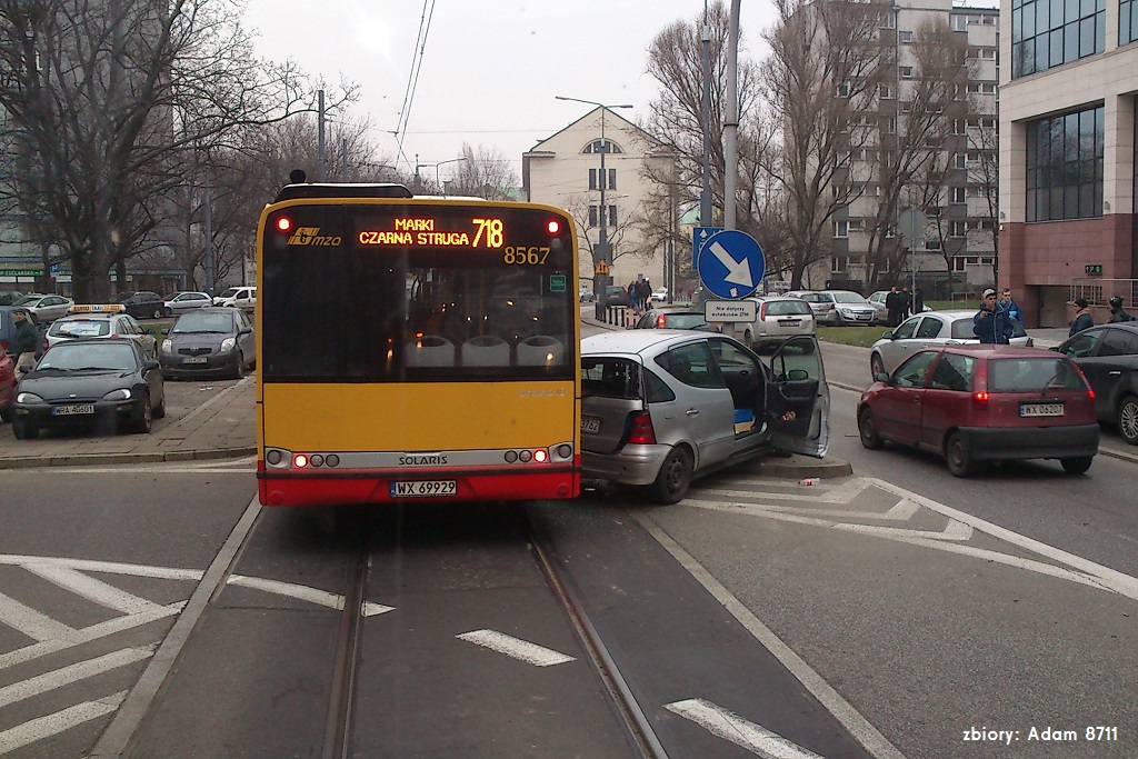 8567 vs autko
Zdjęcie "na gorąco" wykonane przez motorowego kilkadziesiąt sekund po zdarzeniu. Z osobistego doświadczenia zza kółka autobusu wiem, że wyjazdy pod prąd z parkingu przy pałacu Przebendowskich-Radziwiłłów oraz skręty w lewo z olewaniem sygnalacji świetlnej nie są w tym miejscu rzadkością. Skutki doskonale widać.

Jakość telefoniczna chyba tym razem do przepuszczenia.
Słowa kluczowe: 8567 718 SU18 Solidarności kolizja