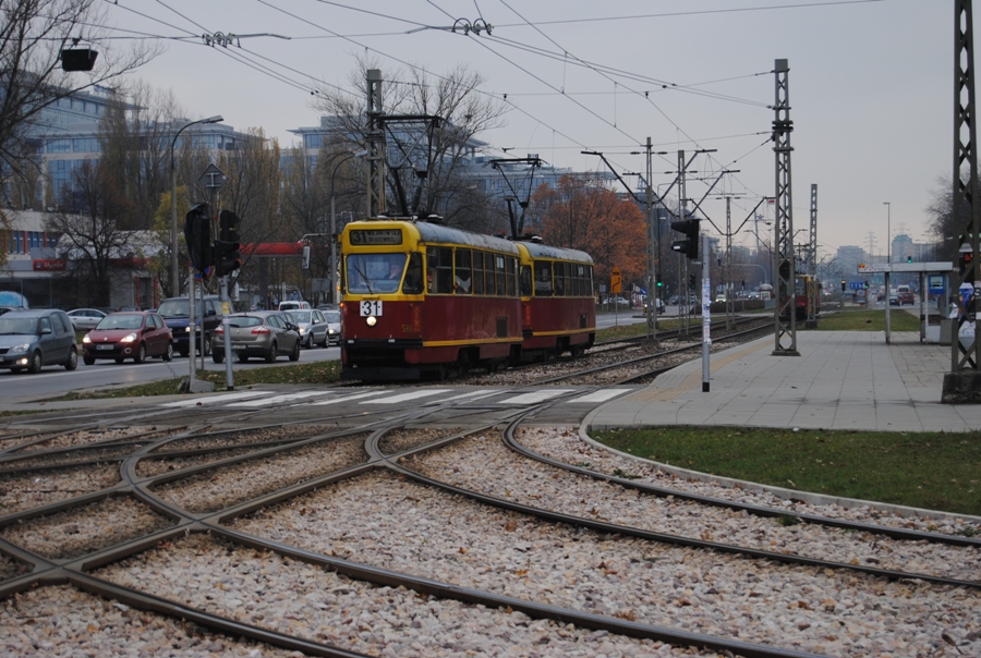 588+295
Dzięki jakiejś mądrej postaci zarządzającej zakładem Mokotów ostatnie "trzynastki" z tej zajezdni mieliśmy okazję podziwiać tylko na linii 31 kursującej po dzielnicy Mokotów. Dziwne, ze na Żoliborzu nie trafiła się równie kreatywna osobistość...
Słowa kluczowe: 13N R3 588 295