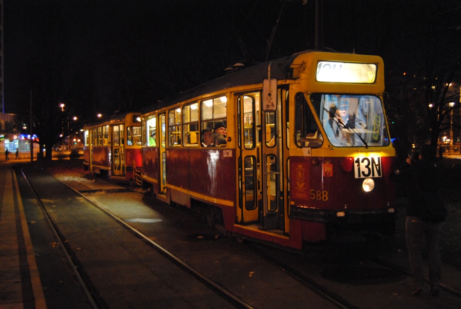 588+295
Mokotowski skład dawał radę. Białoczapkowy motorniczy, tu wyjątkowo w czapce tramwajarza, poginał parówami że aż browar się pienił
Słowa kluczowe: 13N R3 588 295 PZ13NZTM