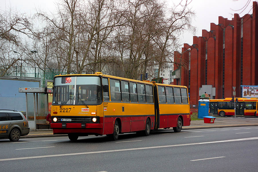 2227
Tutaj mała prywata, bowiem za kierownicą sąsiad Andrzej - często gęsto ujeżdża "babcię", jak sobie nazywa ten wóz.
Słowa kluczowe: IK280 2227 504 Ursynów