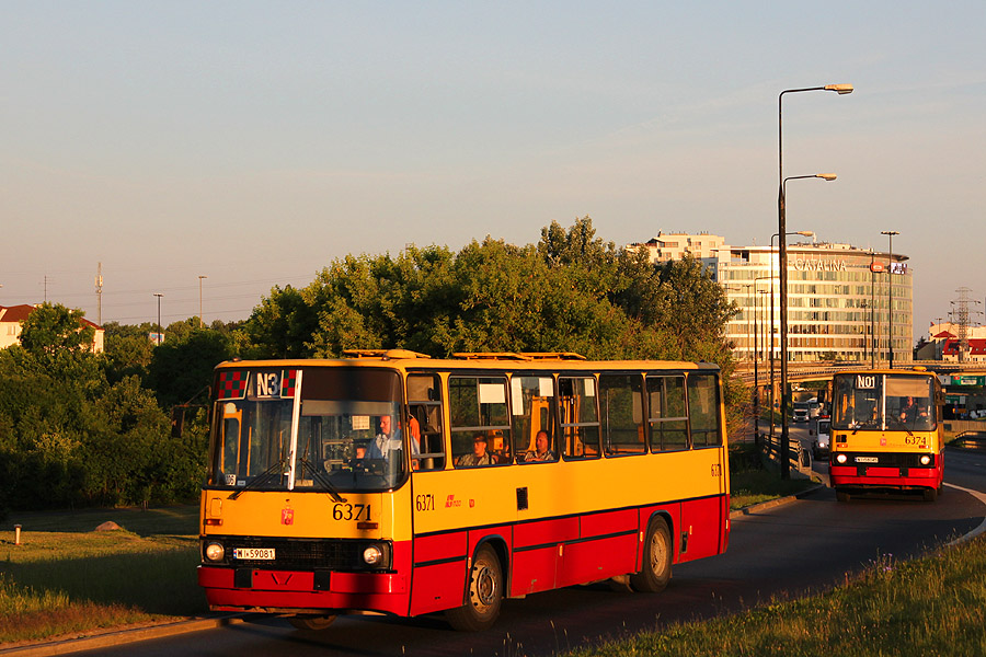 6371
Zapodam tym razem "nocną" sesję inaczej, czyli końcówki nocników już przy świetle niezmuszającym do zabawy w statyw i łapanie na nieruchawca. Tu dwie solówki podążają na copółgodzinny meeting czterech linii przy Metrze Ursynów.
Słowa kluczowe: IK260 6371 N34 DolinaSłużewiecka