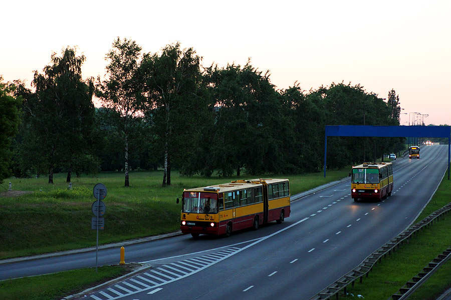 5778
Jeśli to po gorączce sobotniej nocy, to obowiązkowo na bogato 16,5 metra. Oba ursynowskie bliźniaki rozjeżdżają się w tym miejscu, zdążając i tak do tego samego celu. Z tyłu, w pocie silnika, goni je mobilisowe extrowe alpinko.
Słowa kluczowe: IK280 5778 N37 DolinaSluzewiecka