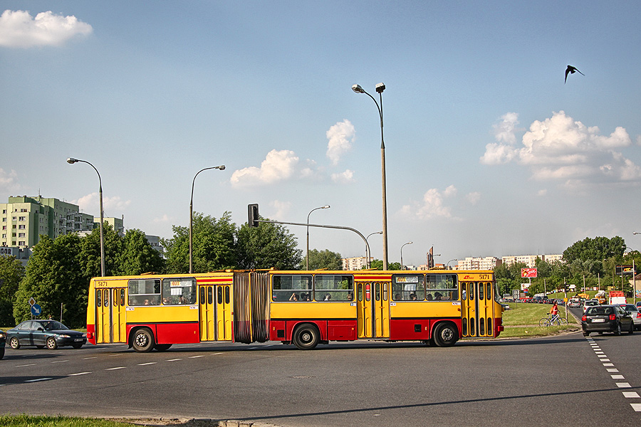 5171
Jeden z ostatnich jeżdżących pojazdów z kolorową harmonią. Tu na skróconym kursie 401.
Słowa kluczowe: IK280 5171 401 Nowoursynowska