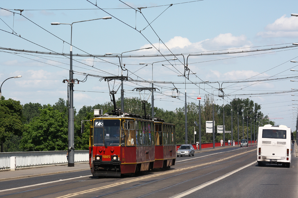 1005+1021
To był fajny skład. Stare wnętrze, trzaskające drzwi, brak ciepłych guzików, jedynie do pantografów można się przyczepić, to chyba te OTK nowsze.
Słowa kluczowe: 105N 1005+1021 23 alejaSolidarności