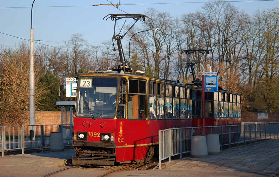 1092+1072
Wagon ten od 2005 roku jeździł jako samotnik, ale na początku 2009 roku został na kilka miesięcy połączony w skład z inną solówką - 1072. Niby przysłonięty barierkami, ale innej fotki "23" na cm. Wolskim nie mam.
Słowa kluczowe: 105N 1092+1072 23 CmentarzWolski