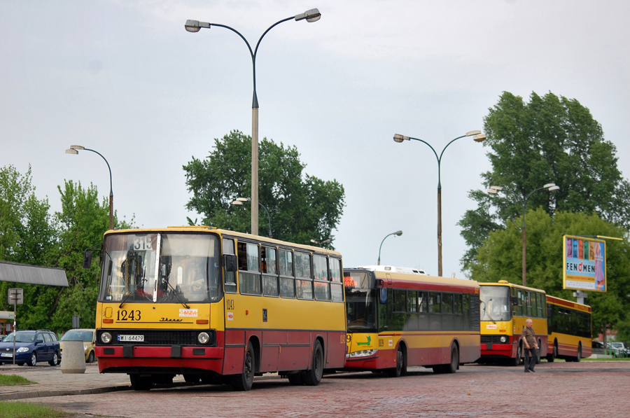 1243
Coś dla kolegi pewu. Się latało za tymi ostrobramskimi lewarami, zawsze na 315 można było upolować coś ciekawego. Jeszcze był 06 dodatek na 115, ten to już zupełnie był pewniak na jakiegoś strucla.
Słowa kluczowe: IK260 1243 315 DworzecWschodniLubelska