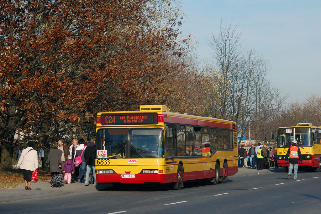 6833
Już za chwileczkę, już za momencik... A na zdjęciu linia, która wyjechała tylko w sezonie 2010. Łączyła Cmentarz Północny z Powązkami przez Chomiczówkę i Kochanowskiego. Mam nawet zdjęcie SU15 z krańcem CHOMICZÓWKA na wyświetlaczu, ale nie wiem czy był to skrócony kurs, czy pomyłka.
Słowa kluczowe: N4020 6833 Wóycickiego C24