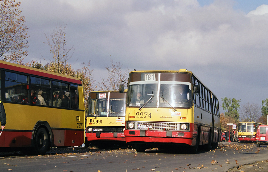 2274
A tak to wyglądało 10 lat temu. Po lewej wdarło się trochę nowoczesności w postaci odkurzacza. W tamtych czasach niskopodłogowiec na linii bydlę... cmentarnej urastał niemal do rangi dziwadła
Słowa kluczowe: IK280 2274 181 Wóycickiego