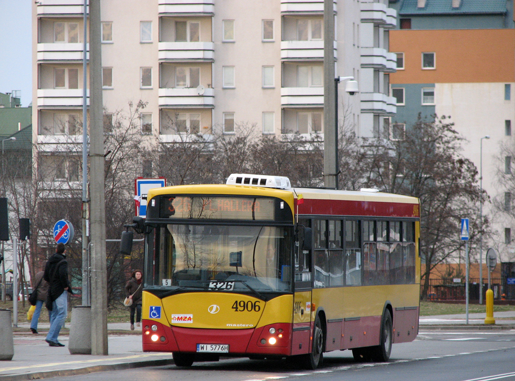 4906
Do dziś nieodżałowana przeze mnie linia. Pod koniec swojego żywota kursowała nawet na niej wtyczka, bodajże D7. Było to dosyć kuriozalne przy linii jeżdżącej co pół godziny. Oczywiście nie muszę tłumaczyć, że ilość osób na wozie oscylowała wokół zera. Teraz numerek ten wozi mieszkańców Olesina. A niedługo bardzo możliwe że zmieni cyferkę z przodu na jedną niżej... 
Słowa kluczowe: M121I 4906 326 Światowida