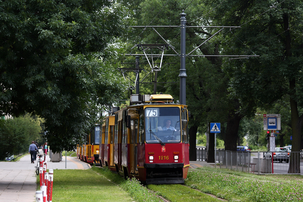 1216+1217
Jakby to śmiesznie nie brzmiało - foćmy czerwone stopiątki bo już ich się powoli robi coraz mniej. Z tyłu niemiec już czycha na biednego czerwoniaka ;)
Słowa kluczowe: 105N 1216+1217 75 Mickiewicza