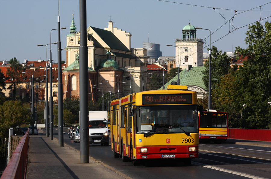 7903
Tyle odgrzewanych kotletów nawrzucałem to teraz przyszedł czas na coś świeżego. Strasznie się namnożyło tych odkurzaczy na W-Ztce. Tutaj jeden z najfajniejszych z nich na porannym dodatku 190.

Jelcz M181M
prod. 1999
Słowa kluczowe: M181M 7903 190 MostŚląskoDąbrowski