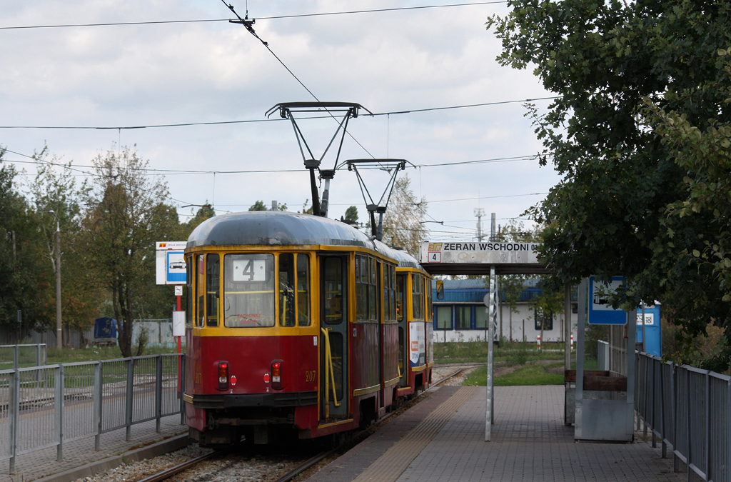 428+207
Skład parówek oczekuje na odjazd w ciepłe, sobotnie popołudnie. 
Słowa kluczowe: 13N 428 207 4 ŻerańWschodni