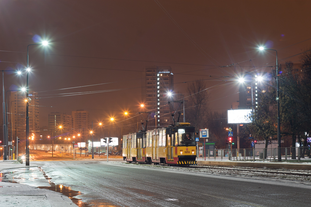 1252+1251
Mało tu tramwajów ostatnio. Na fotce jedna z ostatnich stopiątek ze starymi maszynami drzwiowymi - tzw. trzaskaczy. Godzina około 2:00.
Słowa kluczowe: 105N 1252+1251 Mickiewicza