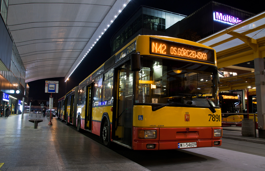 7891
Kolejne nocne polowanie na ikarusy nieudane. Ani jeden nie wyjechał na linię dzisiejszej nocy. Trzeba więc zadowolić się odkurzaczem. ;)
Słowa kluczowe: M181M 7891 N42 DworzecCentralny