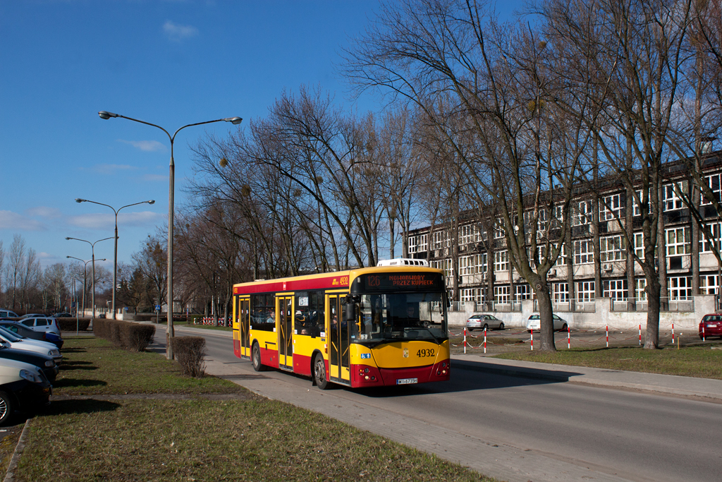 4932
Polfa kursami po 14, czyli po popołudniowej zmianie "produkuje" frekwencję około kilku osób na kurs. Większość pracowników dojeżdża własnymi samochodami, widziałem też jakiś prywatny autobus.
Słowa kluczowe: M121I 4932 126 Fleminga