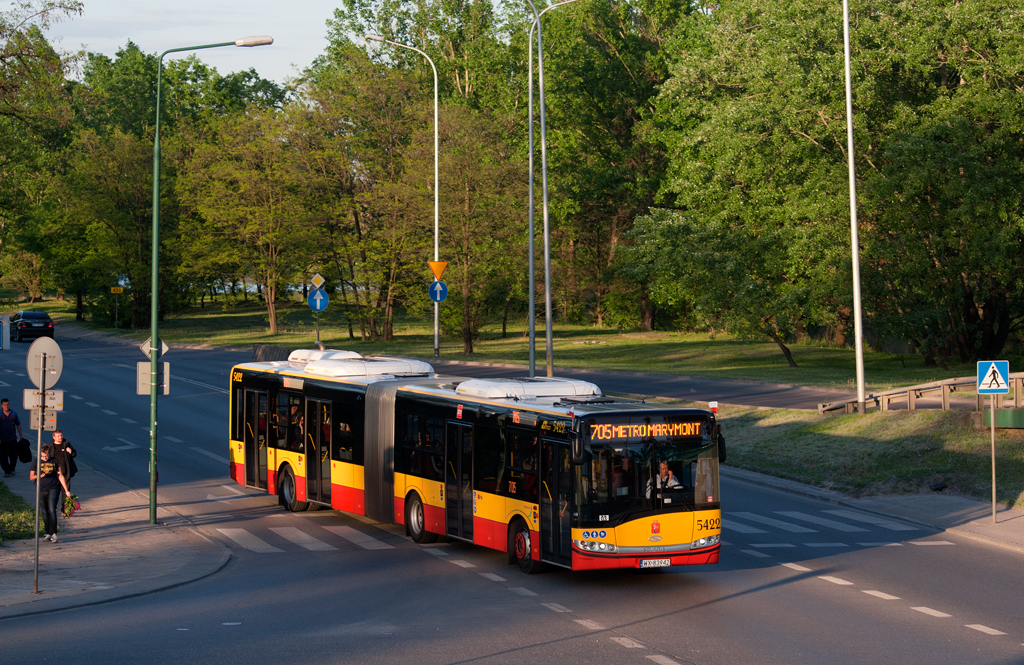 5422
Kierownik widocznego solarisa na dodatku 705 pomylił się i obsłużył słupek przed skrętem na Marcelin, który obsługuje tylko 126. Dla dociekliwoczepliwych - na właściwym przystanku też się zatrzymał. 
Słowa kluczowe: SU18 5422 705