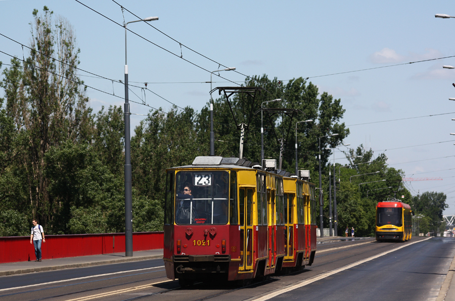 1005+1021
I jeszcze od tylnej strony wagon #1021.

Konstal 105Na #1005+1021
prod. 1975 jako 105N / 1989 na 105Na / kasacja 2012
Słowa kluczowe: 105Na 1005 1021 23 MostŚląskoDąbrowski