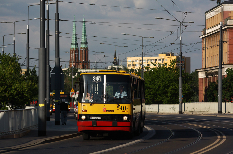 5411
Fotka zniknęła razem z Przegubowcem, więc wrzucam jeszcze raz. 5411 kilka dni po przeniesieniu na Stalową.
Słowa kluczowe: IK280 5411 805 AlejaSolidarności