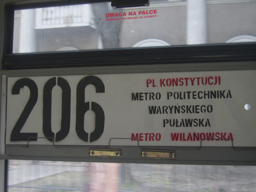 206
To był chyba ostatni raz kiedy widziałem szablonową dechę w Warszawie (oprócz oczywiście zjazdówek, które jeszcze jakiś czas się pokazywały). 
Słowa kluczowe: 206 tablica szablon