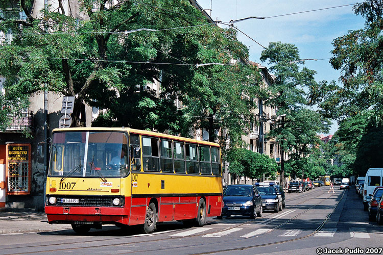 1007
Już wówczas gatunek na wymarciu. Wóz z 1983 r. To były świetne Ikarusy.
Słowa kluczowe: IK260 1007 Stalowa PT