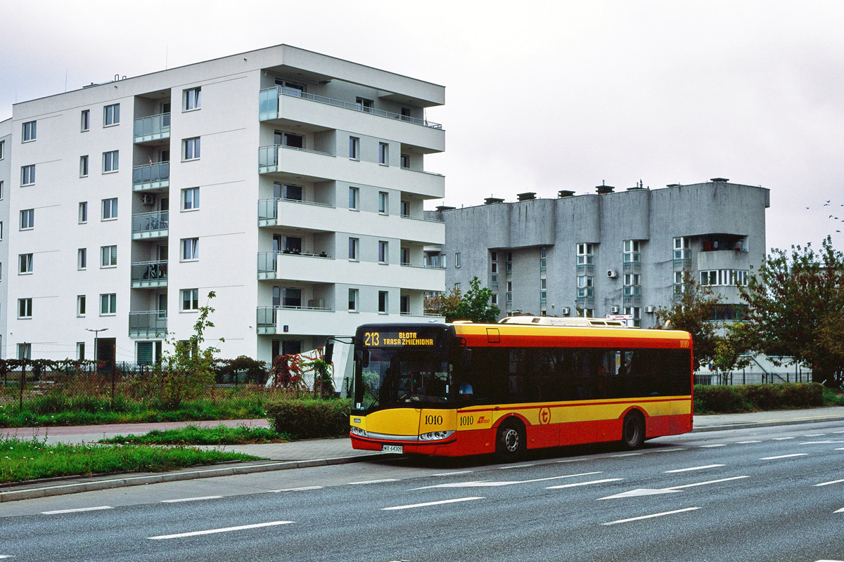 1010
Solaris na długim, sobotnim postoju między kursami. Linia 213 w soboty co 30 minut wykonuje 45-minutowy przejazd przez Wawer. Zdjęcie z filmu Fuji Velvia 50.
Słowa kluczowe: SU10 1010 213 Bora-Komorowskiego