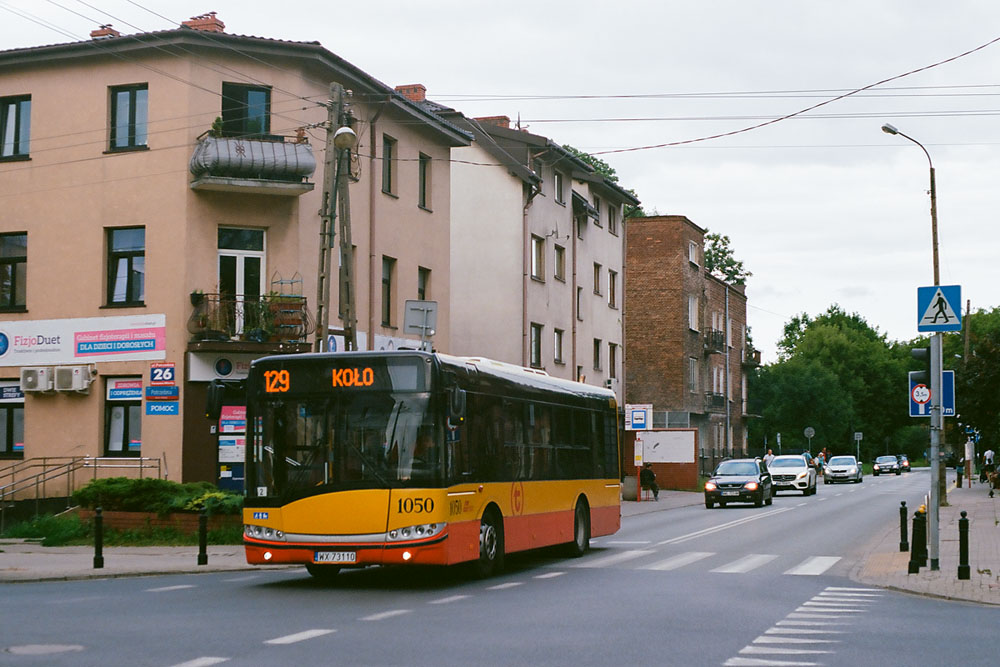 1050
Mały Solaris na 129 krąży po ulicach dzielnicy Włochy pośród starej zabudowy. Dzielnicę tę przyłączono do Warszawy w 1951 r., wcześniej była jednym z wielu osiedli powstających przy liniach kolejowych wychodzących z Warszawy.
Słowa kluczowe: SU10 1050 129 Sympatyczna