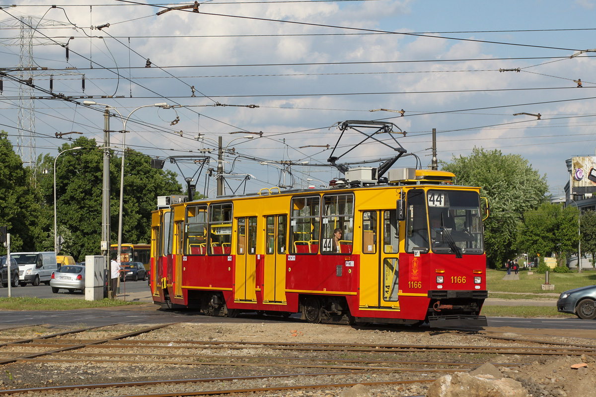 1166+1167+1139
Pierwszy wagon trójskładu skręca na linii 44 w Wołoską w kierunku Służewca. Takie rozwiązanie stosowano dla rozładowania tłoku na dojeździe do dzielnicy biurowej. Skrzyżowanie jeszcze przed przebudową. Zdjęcie z dedykacją dla usera Krzysztof_J.
Słowa kluczowe: 105Na 1166 1167 1139 Wołoska 44