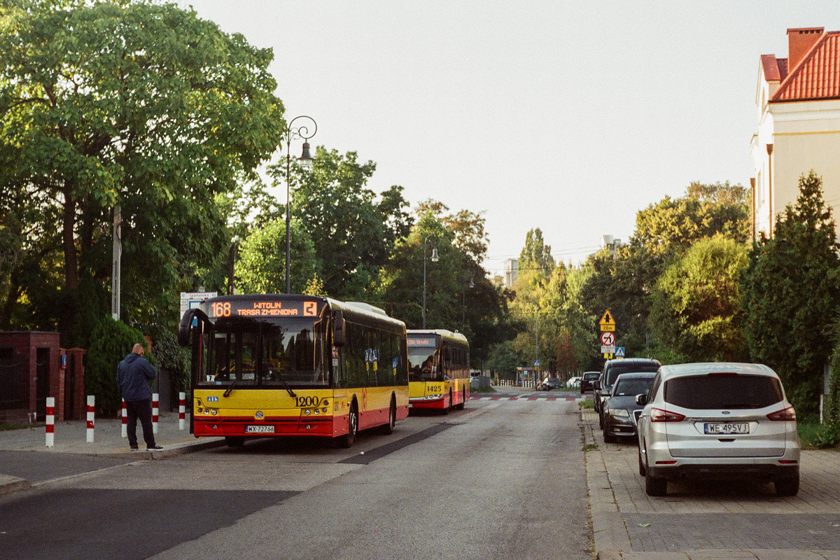 1200
Jesienny poranek na Mokotowie. Postój na krańcu w spokojnej okolicy domów jednorodzinnych. Film Fuji Press 800.
Słowa kluczowe: SM12 1200 168 Spartańska