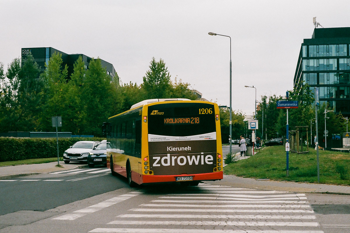 1206
Skręt z Domaniewskiej w Suwak. Rzut oka na mapę i ułożenie części budynków zdradza, że dzielnica była kiedyś przecięta siecią biegnących po łuku bocznic.
Słowa kluczowe: SM12 1206 218 Domaniewska