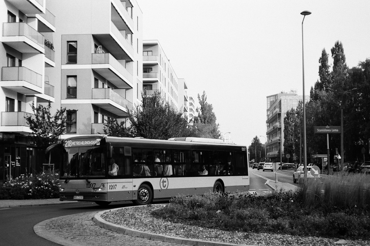 1207
W czerni i bieli wszystko wygląda inaczej. Kolejne nowoczesne bloki na zdjęciu na filmie Ilford. Linia 218 krąży przez Służewiec zbierając pasażerów z okolicznych przystanków.
Słowa kluczowe: SM12 1207 218 Konstruktorska