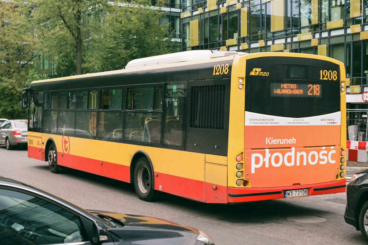 1208
Tylko takie zdjęcie jesteśmy w stanie zrobić tutaj po 16, jeśli chcemy mieć niezasłonięty autobus - duży wóz i auta stojące ze wszystkich stron. W długim korku stoi prawie cała Domaniewska. Ile zajmuje przejazd linią 218 między przystankiem Suwak a Domaniewska? Strzelam że ponad 20 minut.
Słowa kluczowe: SM12 1208 218 Domaniewska