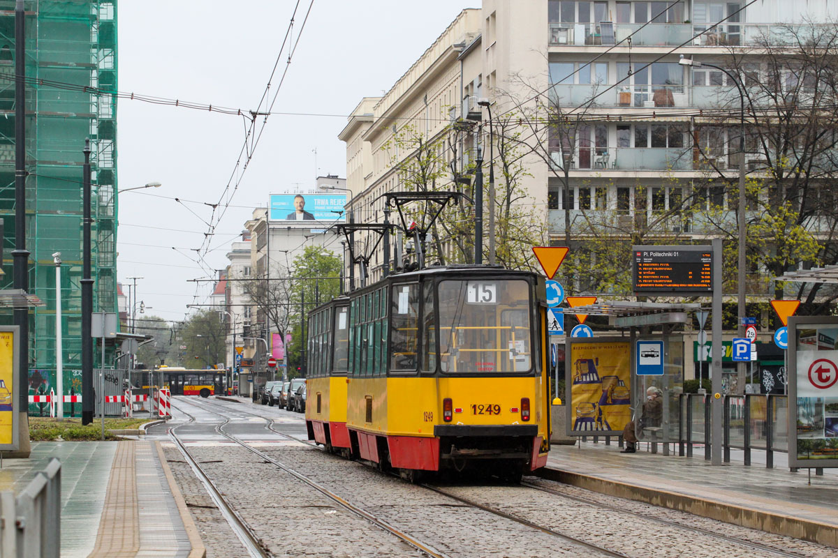 1220+1249
Jedne z najstarszych wagonów - 105Na z Żoliborza z 1988 r. Następcy marki Hyundai podobno już wyruszyli statkiem z portu. A na placu pusto jak nigdy. Wieczna budowa po lewej w tle - nadal w budowie. Czy ta trasa tramwajowa będzie oblężona podczas przebudowy tunelu średnicowego pod Jerozolimskimi w latach 2024-2027?
Słowa kluczowe: 105Na 1249 1220 15 PlacPolitechniki