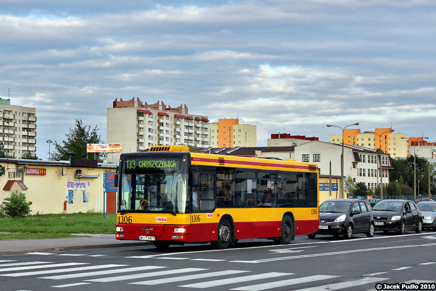 1306
Midi MAN na linii 133 do Choszczówki, ulica jeszcze bez tramwaju. Ten model to była ciekawostka taborowa. 
Słowa kluczowe: NM223 1306 133 Światowida