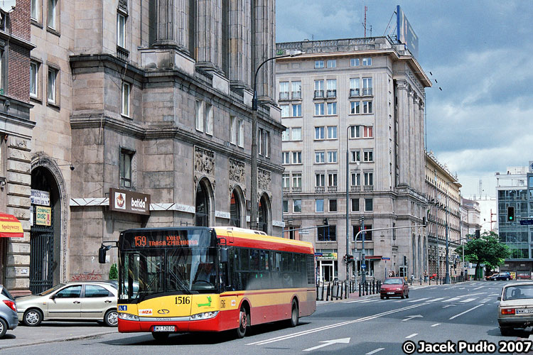 1516
Plac Konstytucji to miejsce dla miłośników monumentalnej, socrealistycznej architektury. Jednocześnie pamiątka niechlubnych czasów stalinowskiego terroru w Polsce. Po tej ulicy w latach 1948-1973 kursowały trolejbusy. Do dziś stoją betonowe słupy trakcyjne.
Słowa kluczowe: SU12 1516 159 Koszykowa