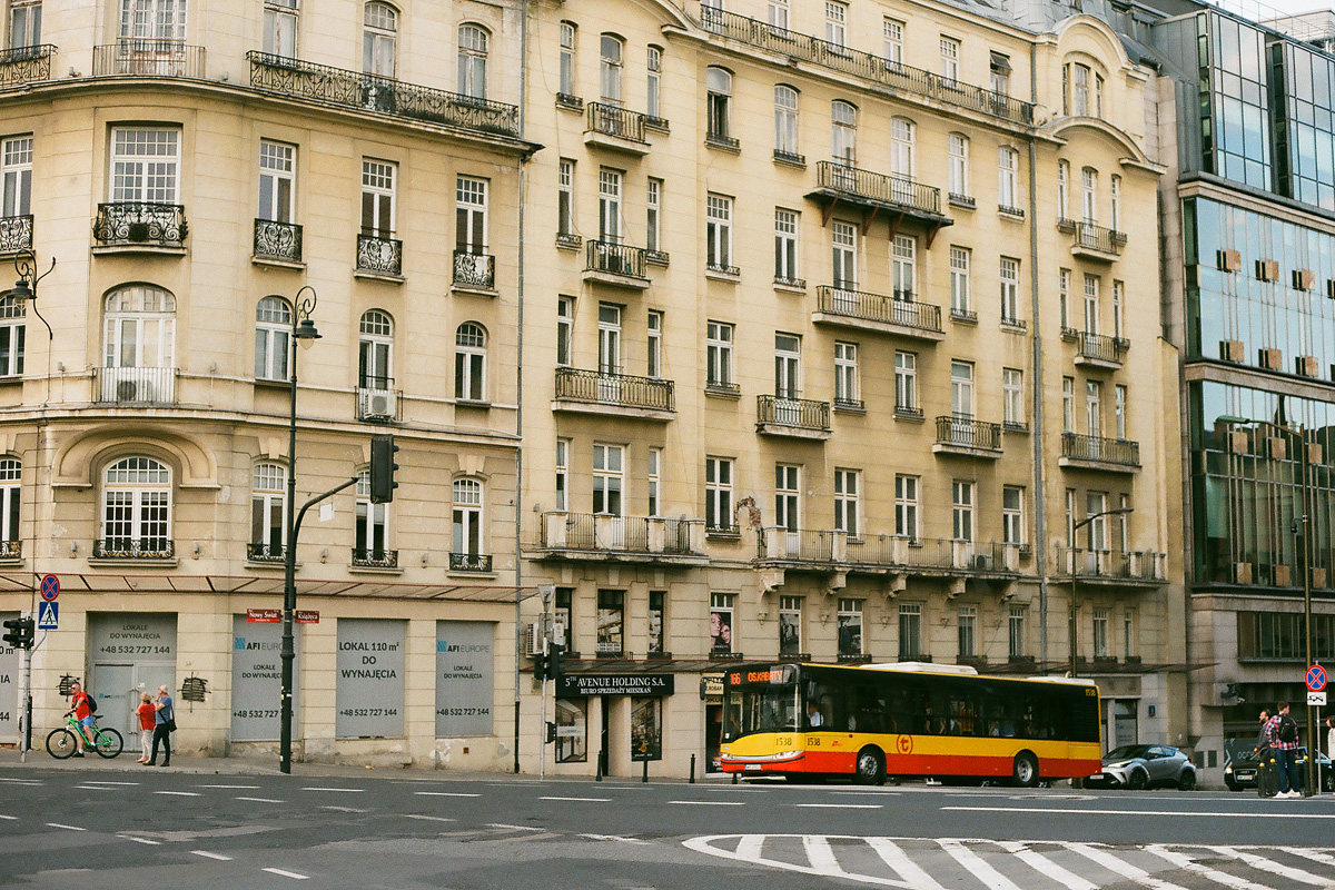 1538
Solaris na tle potężnej kamienicy. Sam plac Trzech Krzyży jest w przebudowie, właśnie odsłonięto na nim stare, brukowane torowisko. Zdjęcie wykonane na filmie.
Słowa kluczowe: SU12 1538 166 Książęca