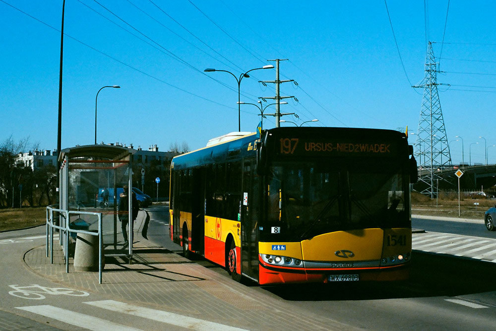 1541
Solaris na poprzedniej trasie linii 197, choć ostatnio niektórzy mieszkańcy się burzą i chcą powrotu części tras sprzed zmian. Zdjęcie nieco niedoświetlone, co dało specyficzny, mroczny efekt.
Słowa kluczowe: SU12 1541 197 Gierdziejewskiego